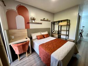 a small bedroom with a bed and a shelf at ApComplete in the center in Caxias do Sul