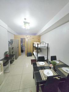 TV a/nebo společenská místnost v ubytování SHELL RESIDENCES-TOWER B UNIT 1122 by ISLANDFRONT HOSPITALITY