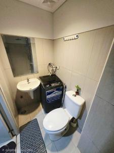 Koupelna v ubytování SHELL RESIDENCES-TOWER B UNIT 1122 by ISLANDFRONT HOSPITALITY + 7 fotografií