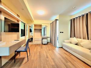 a living room with a couch and a desk at ปาวาติ ชีวา เขาใหญ่ Parvati Chiva Khaoyai in Nong Sarai