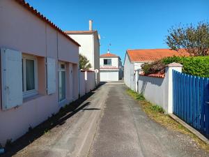 レギュイヨン・シュル・メールにあるStudio Confortable et Bien Situé – Plages, Port, Animations à Deux Pas - FR-1-476-194の青い柵と家のある空いている路地