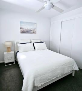Postel nebo postele na pokoji v ubytování Coastal Getaway Batemans Bay