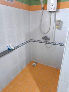 een badkamer met een douche en een tegelvloer bij Silver Reef in Udon Thani +22 foto's
