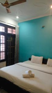 Ένα ή περισσότερα κρεβάτια σε δωμάτιο στο Kedar house +11 φωτογραφίες