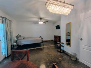 a living room with a bed and a chandelier at Casa Kanaph in Reynosa