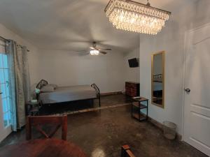 a living room with a bed and a chandelier at Casa Kanaph in Reynosa