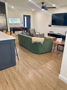 Una sala de estar con un sofá y un televisor. en Luxury Oasis 4B 2B Jacuzzi Pet Friendly, en Plano 17 fotos más