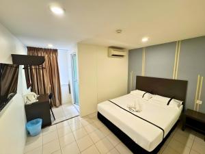 a hotel room with a bed and a bathroom at Seeds Hotel Klang Meru in Klang