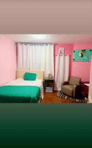 un dormitorio con una cama y una silla en White flex retreat, en Bowie 5 fotos más