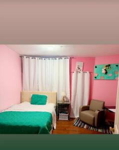un dormitorio con una cama y una silla en White flex retreat, en Bowie