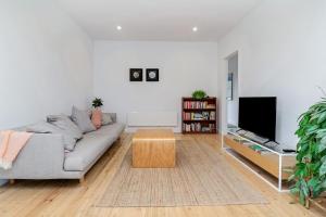 Μια τηλεόραση ή/και κέντρο ψυχαγωγίας στο Trent Creek Retreat