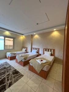 カイロにあるGarden City inn Hotelのベッドルーム1室(ベッド3台付) +22枚の写真
