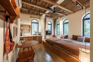 Un dormitorio con una cama grande y una mesa. en La Belle Sol Villa in Heart of Old Quarter-2mins to Hoan Kiem Lake-Free Laundry, en Hanói