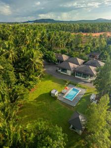 an aerial view of a house with a swimming pool at Suan Son Villa Koh Sa Nher สวนสนธิ์วิลล่า เกาะเสนอ SHA in Surat Thani