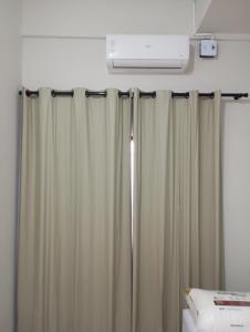 La salle de bains est pourvue d'un rideau de douche et d'un radiateur. dans l'établissement Pousada Maanaim, à Palmas