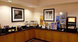 Habitación con encimera con comida y nevera. en Flagstaff Hotel, en Flagstaff