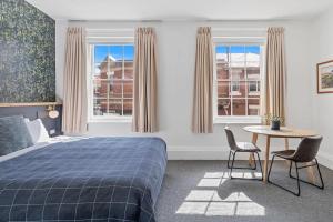 Ένα ή περισσότερα κρεβάτια σε δωμάτιο στο Portsea Place - designer king studio and parking
