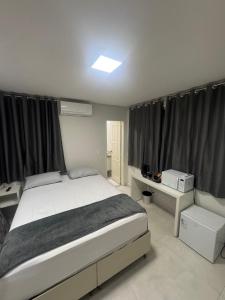 Postel nebo postele na pokoji v ubytování Loft 305B com Ar Condicionado no Bairro Muquiçaba, bem localizado para negócios e fácil acesso para todas as praias e montanhas da cidade - COM vaga de garagem