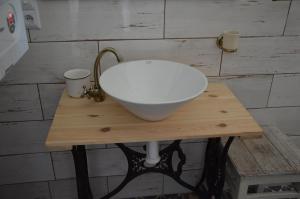 un lavabo en una mesa de madera en el baño en Ubytovaní U lomu, en Mikulov