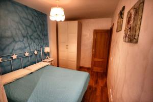 Un dormitorio con una cama azul con estrellas. en El Mirador del Rioja, Zona Laurel, en Logroño