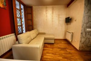 a living room with a white couch and a window at El Mirador del Rioja, Zona Laurel in Logroño