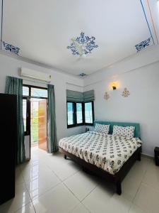 ウダイプールにあるHotel Lake Vista Staysの部屋にベッドがある寝室