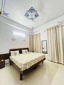 ウダイプールにあるHotel Lake Vista Staysのベッドとシャンデリアのある寝室 +9枚の写真