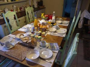 La Revaudiere في بريزير: طاولة عليها صحون وأوعية طعام