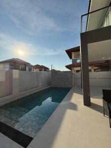 una piscina al costado de una casa en New premium Pool Villa 5 bedroom, en Jomtien Beach