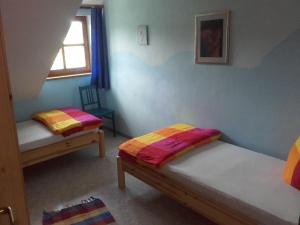 Pullenreuth的住宿－Kösseineblick，小房间设有两张床和窗户