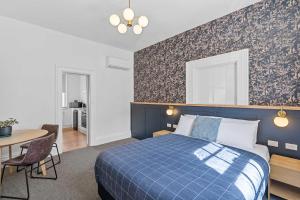 Postel nebo postele na pokoji v ubytování Portsea Place - Chic queen studio and parking