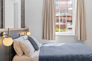 Postel nebo postele na pokoji v ubytování Portsea Place - Chic queen studio and parking + 5 fotografií