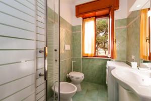 ミントゥルノにあるPonza Apartmentのバスルーム(トイレ、洗面台付)