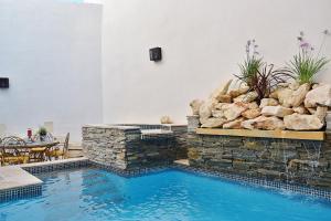 Bazén v ubytování Chapel 5 Boutique Suites B&B nebo v jeho okolí