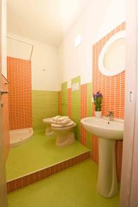 a bathroom with a toilet and a sink at Maresol in Trappeto