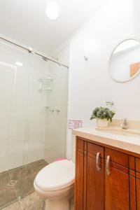 a bathroom with a toilet and a shower and a sink at Aptos Familiares en Envigado con Aire Acondicionado in Envigado