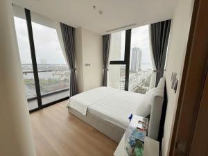 Cette chambre d'hôtel dispose d'un lit et de grandes fenêtres. dans l'établissement ICON40 Ha Long Bay Managed by Dau Dau homestay, à Hạ Long 65 autres photos