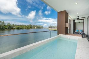 Πισίνα στο ή κοντά στο Luxury Infinity Sky Pool Suite Angsana Laguna Lakeside