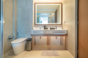 Ένα μπάνιο στο Luxury Infinity Sky Pool Suite Angsana Laguna Lakeside