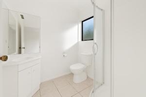 une salle de bain blanche avec toilettes et fenêtre dans l'établissement Coastal Comfort - Views for the Whole Crew, à Tauranga 9 autres photos