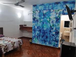 TV a/nebo společenská místnost v ubytování Blue Hotel