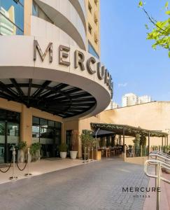 ein Mexiko-Schild an der Fassade eines Gebäudes in der Unterkunft Flat em Hotel de Luxo MercPrivilege - 5 Min do Aeroporto in São Paulo