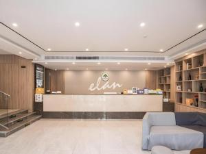 vestíbulo de un centro comercial con mostrador y sofá en Green Tree Inn Nanjing Xinjiekou Wangfu Avenue, en Nanjing