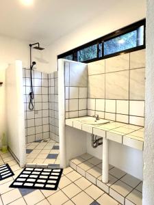 Ένα μπάνιο στο Ann and Mike Guest House, Bar & Restaurant