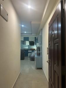 ヴィシャカパトナムにあるSri Dutta Residencyの廊下(ドア付)、ベッドルーム(ベッド付)