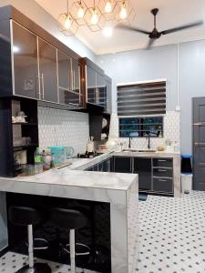 Η κουζίνα ή μικρή κουζίνα στο HomeStay Rafiza