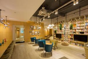 a library with a bunch of chairs and books at Shenzhen Nan Fei Yuan Hotel in Shenzhen