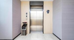 a hallway with a elevator in a building at Echarm Hotel Wuhan Hankou Railway Station Zhuyeshan Metro Station in Wuhan