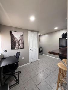 un salon avec un bureau et une table dans l'établissement Cozy Casita Near AIRPT, DT, UTEP, Ft Bliss, à El Paso