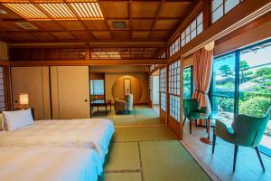 a bedroom with a bed and a table and chairs at 洗心和方 Senshin Waho in Awaji +33 photos